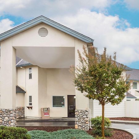 Super 8 By Wyndham Cloverdale Wine Country Exterior photo