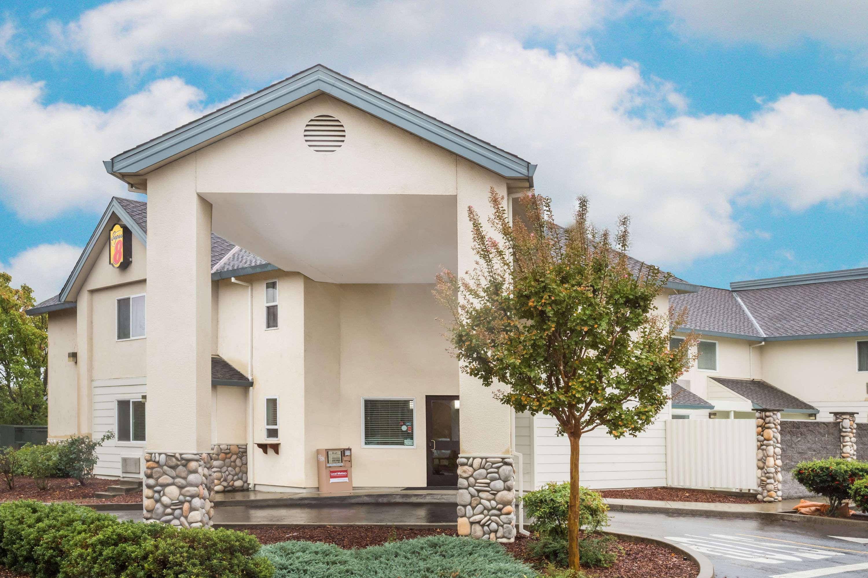 Super 8 By Wyndham Cloverdale Wine Country Exterior photo