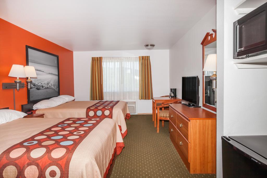 Super 8 By Wyndham Cloverdale Wine Country Exterior photo