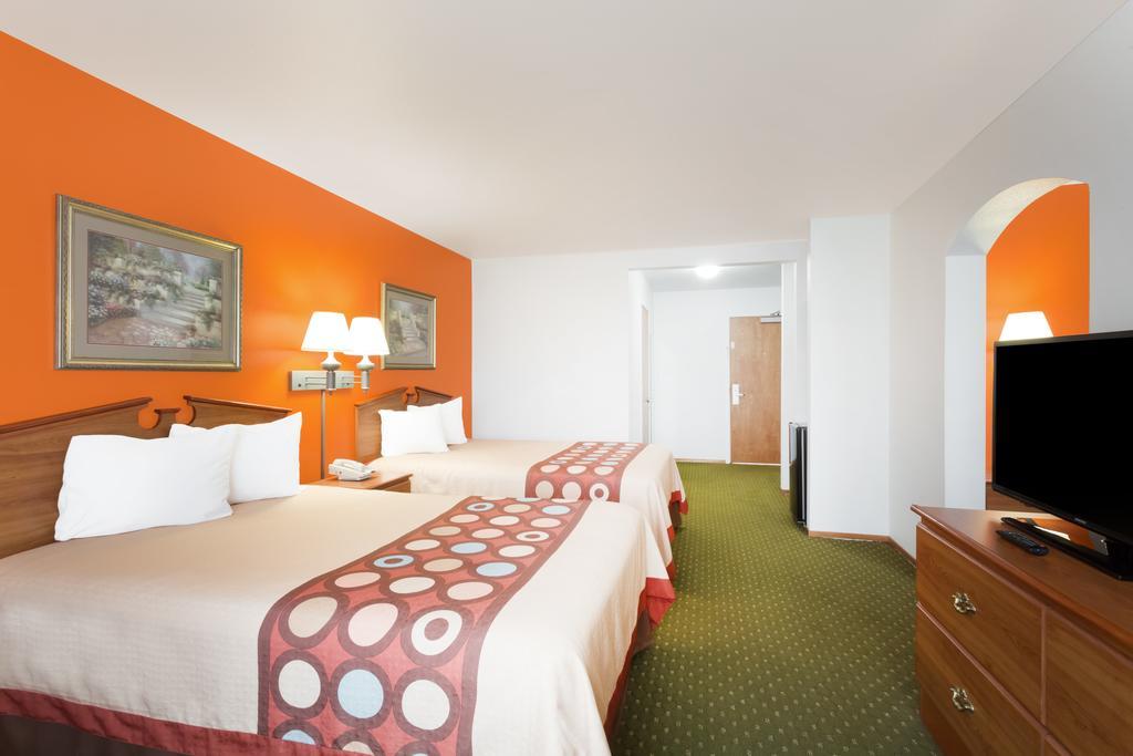 Super 8 By Wyndham Cloverdale Wine Country Exterior photo