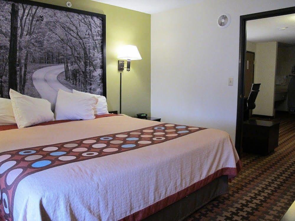 Super 8 By Wyndham Cloverdale Wine Country Exterior photo